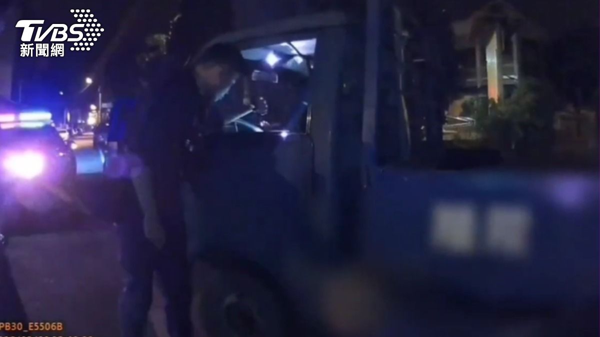 警方到場救出被害男子,還喝令犯嫌下車。(圖/TVBS)