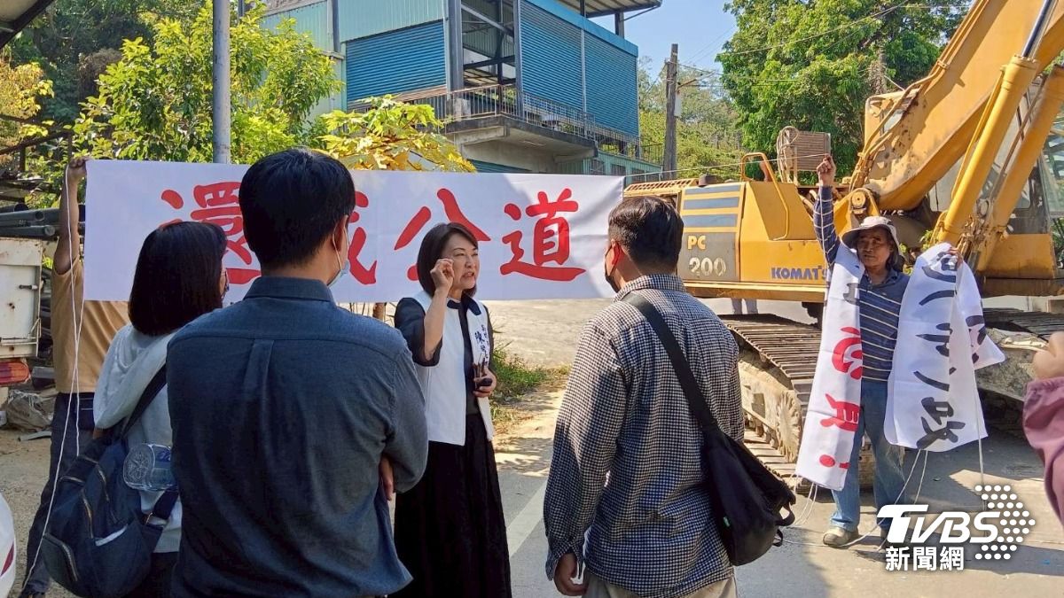 陳麗娜議員在鴿舍違建前關切拆除大隊的執法。(圖/TVBS)