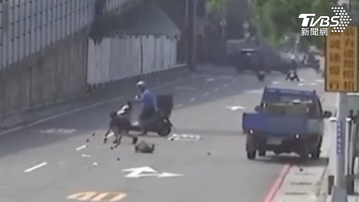 小貨車駕駛發現掉落物後,隨即將車開回現場撿拾番茄,還有熱心民眾協助排除路面障礙。(圖/TVBS)