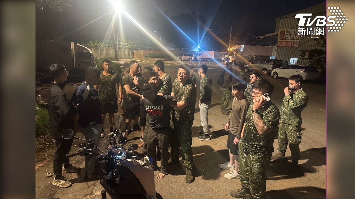 營區前警抓逃逸移工,官兵聽到聲響,立即加入逮人。(圖/TVBS)