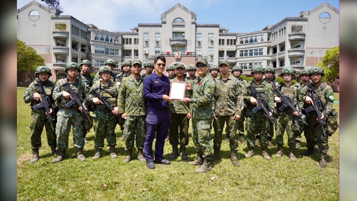 派出所長至營區贈感謝狀。(圖/陸軍六軍團提供)