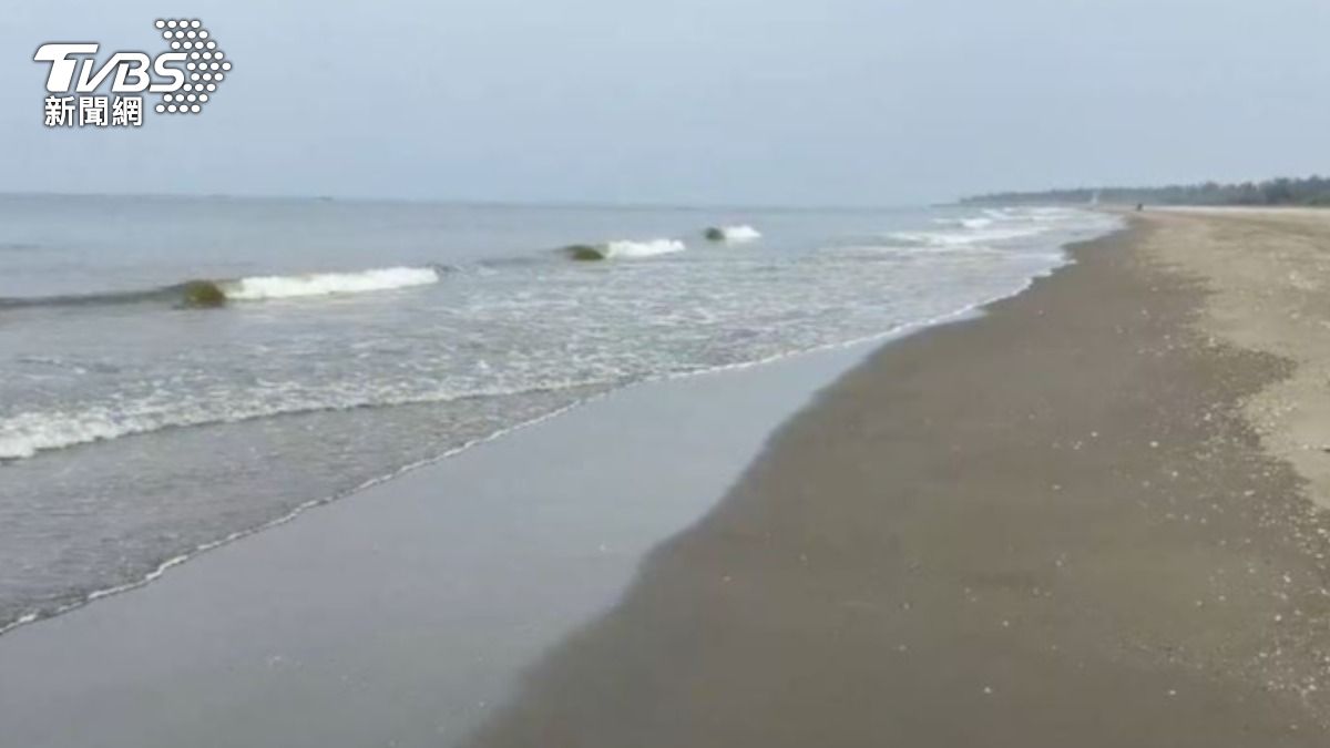 海巡將小艇用帆布包裹藏匿於草叢,遭質疑想刻意淡化事件。(圖/TVBS)