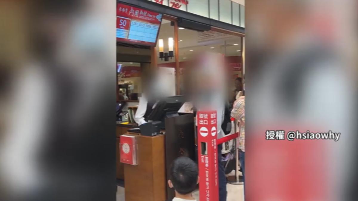 男排等鼎泰豐怒罵店員。(圖/民眾提供)