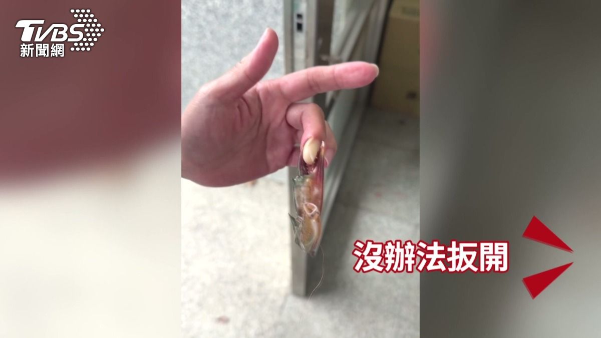 婦料理紅蟳「手指遭斷螯死夾」　騎車求助消防隊徒手扳開。(圖／民眾提供)