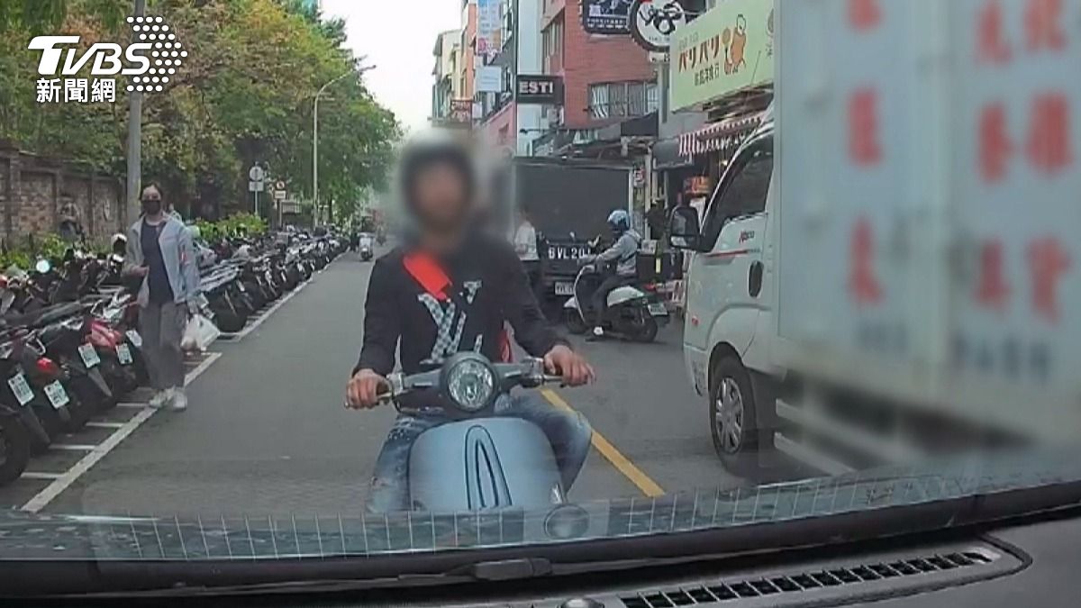 對方先動手敲打他的後照鏡,隨後衝突升級,巫姓騎士將車停在路中央,開啟「戰鬥模式」。(圖/民眾提供)