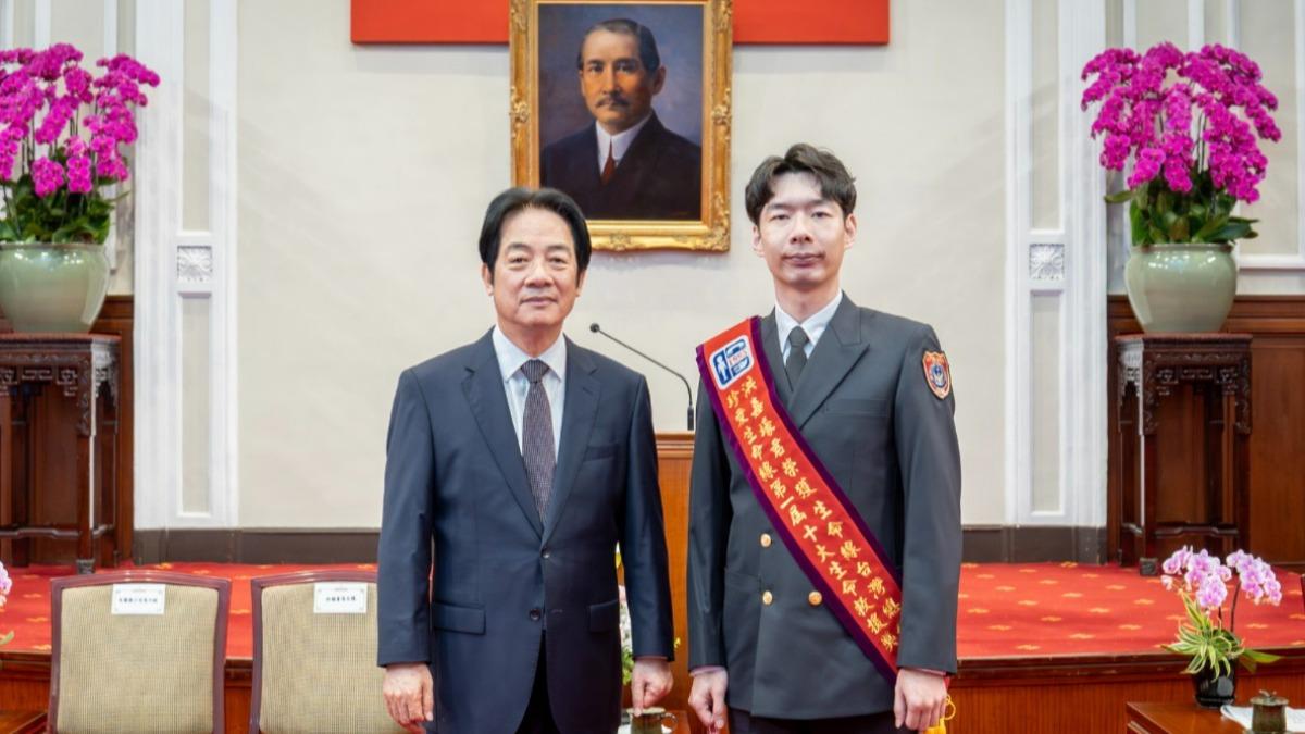 洪嘉壕與賴清德總統合影。(圖/金門消防局提供)
