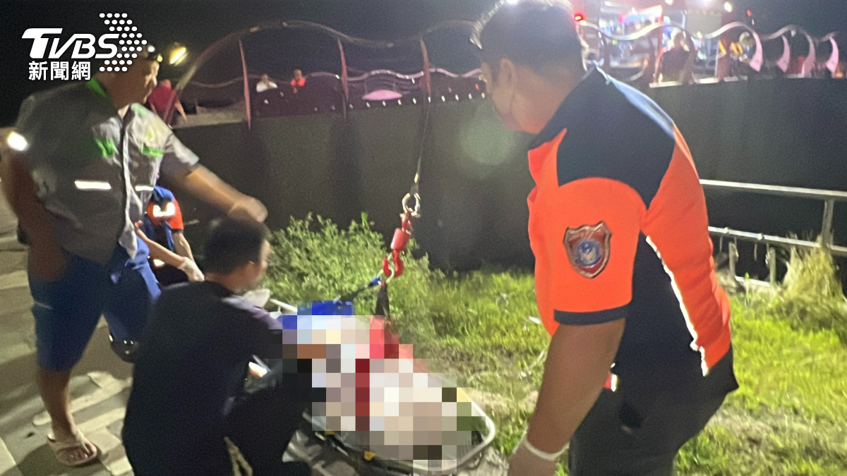 警消打撈遺體上岸，確認為年約60歲女性。（圖／TVBS）