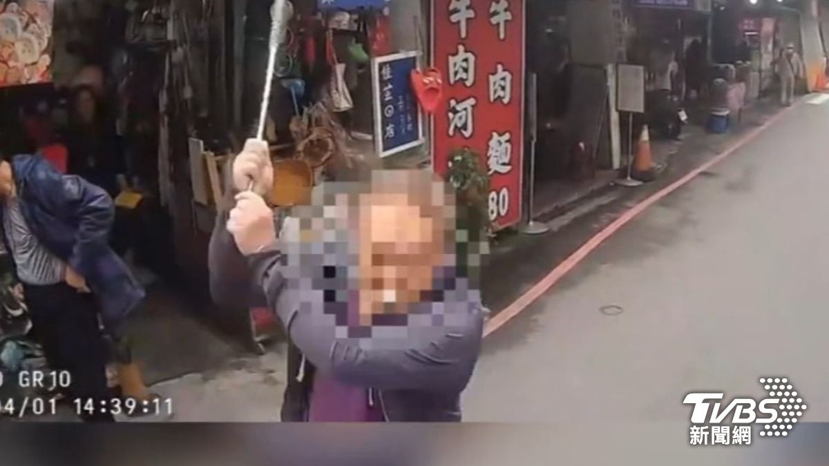 安全帽裝行車記錄器，外送員遭誤認「檢舉達人」，控男持棍棒痛毆。（圖／TVBS）