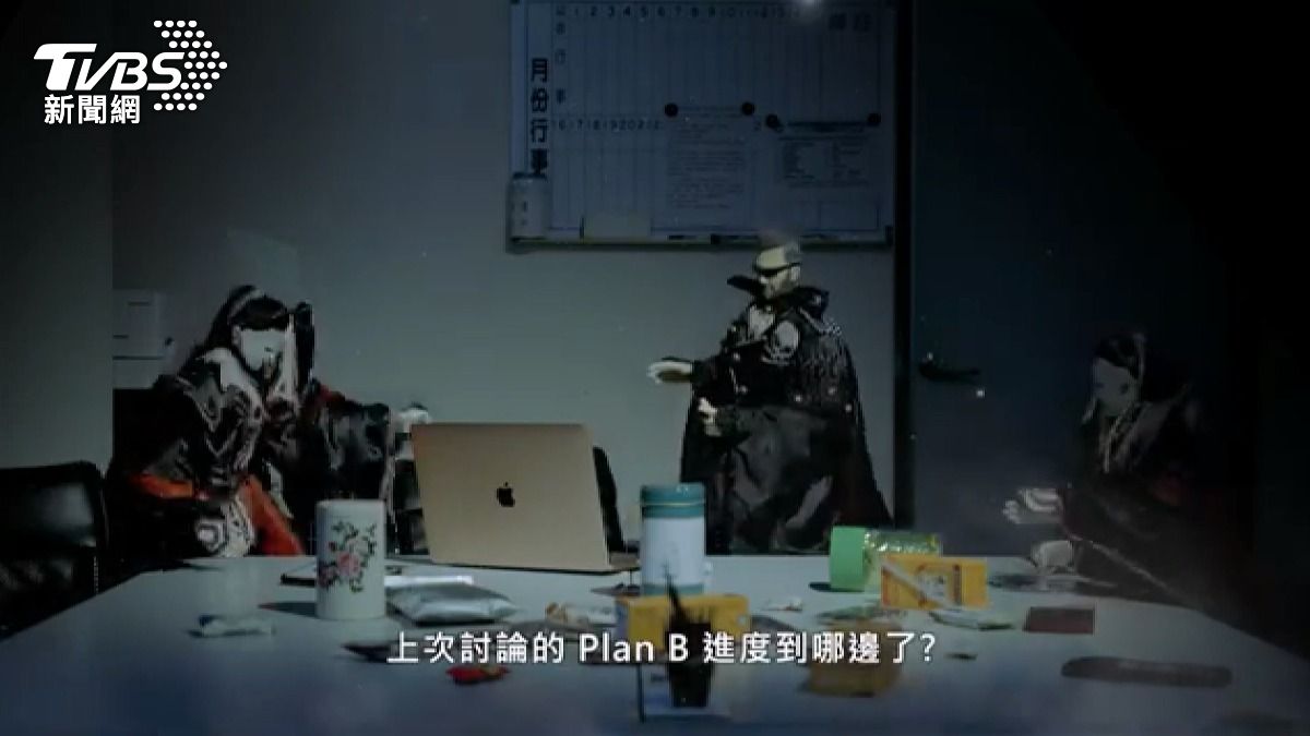 詼諧的是,被逮捕的戲偶還被員警巴頭,並抱怨老大這個月薪水還沒發。(圖/TVBS)