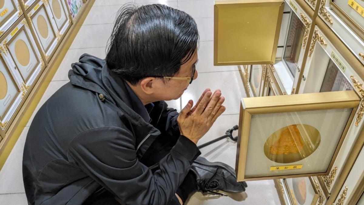 前總統陳水扁盤腿坐地祭拜父母。（圖／翻攝自陳水扁threads）