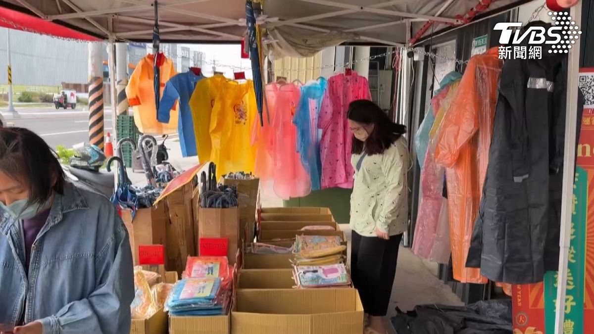 塑膠大漲台南永康業者逆向操作，700元雨衣賣30元，引發民眾搶購。（圖／TVBS）