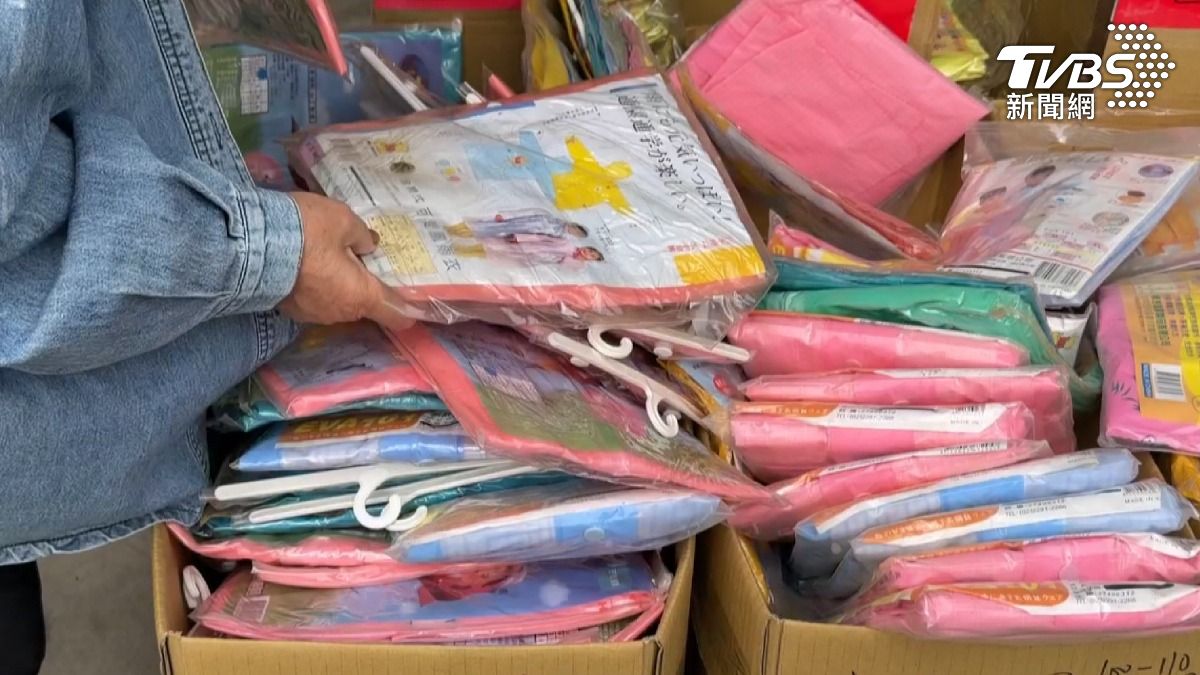 700元雨衣賣30元，2件只賣50元，有民眾一買14件，回家擋雨都划算。（圖／TVBS）