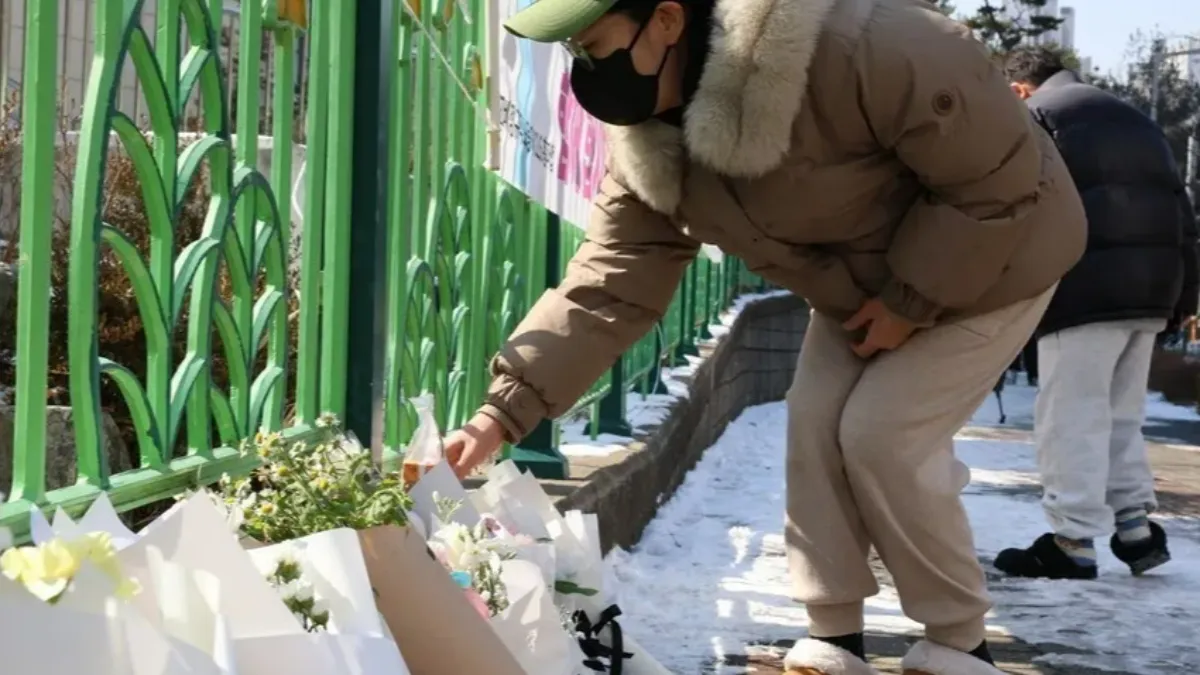 年僅8歲的女童在韓國大田一所小學遇害，一名市民在悼念後留下花束。(圖/翻攝自韓聯社)