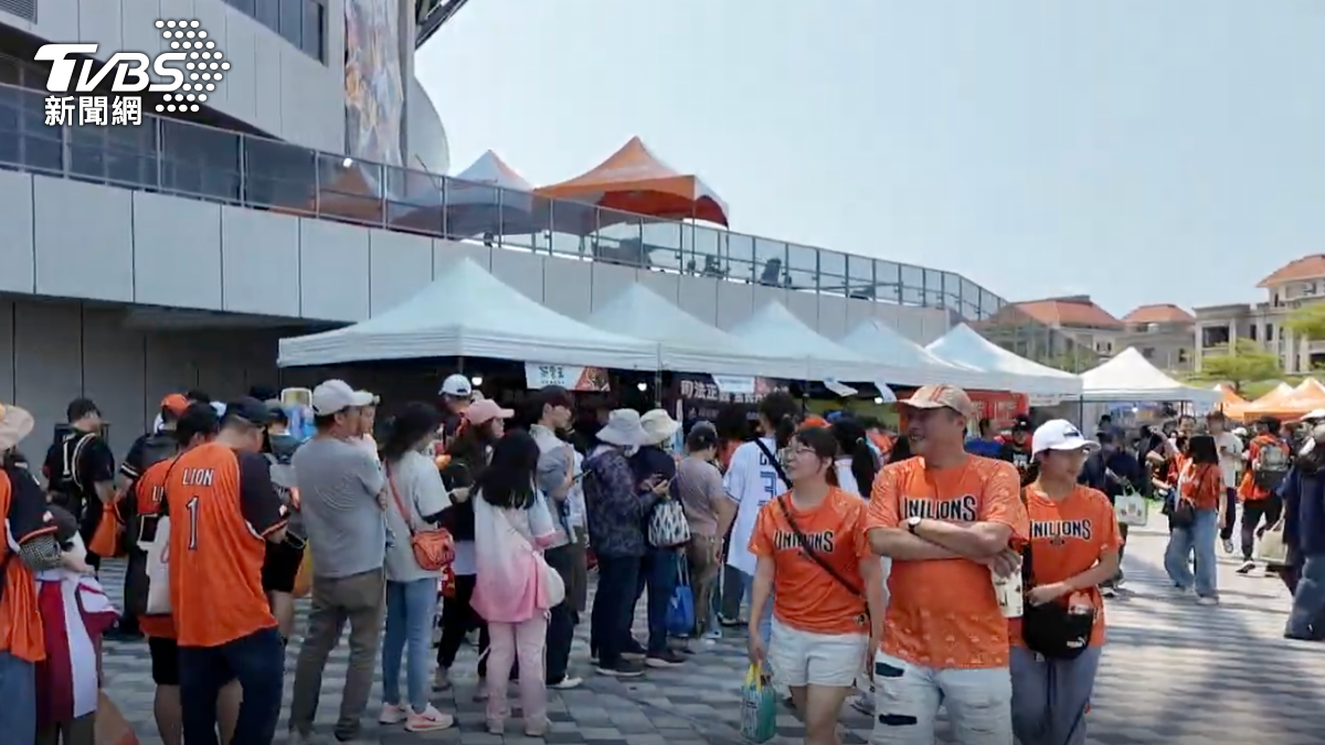 球場美食攤商暫停營運決策引爆民怨。(圖/TVBS)