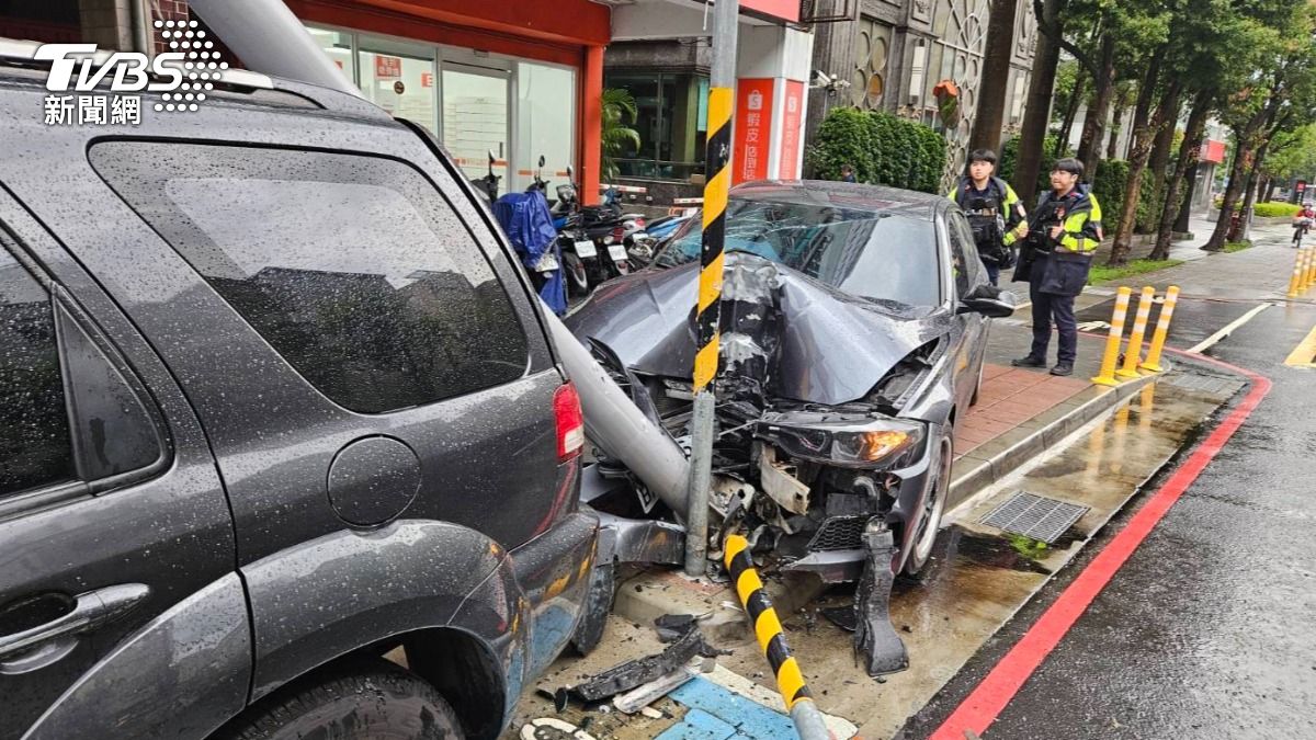 疑精神不濟!新店轎車自撞路燈 2人受傷送醫