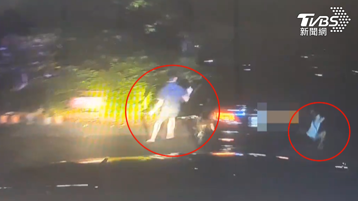 台南市員警執行巡邏勤務時,發現轎車燈具異常上前攔查,駕駛竟加速逃逸衝進田裡棄車逃跑。(圖/TVBS)