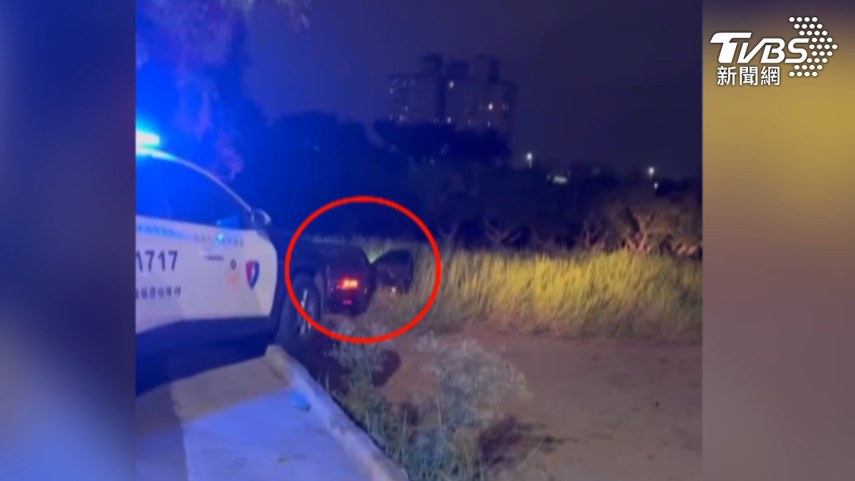 車上兩人跳車逃跑,失控的轎車則直接衝進一旁農田,警車及時煞住未受波及。(圖/翻攝Threads_yanglin061)