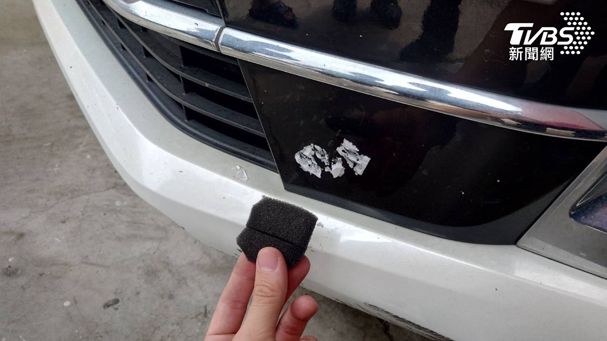 追蹤器經過10天後清潔車輛時才發現,原來嫌犯在追蹤器上貼上黑色膠帶作為掩飾,因此不容易被察覺。(圖/TVBS)