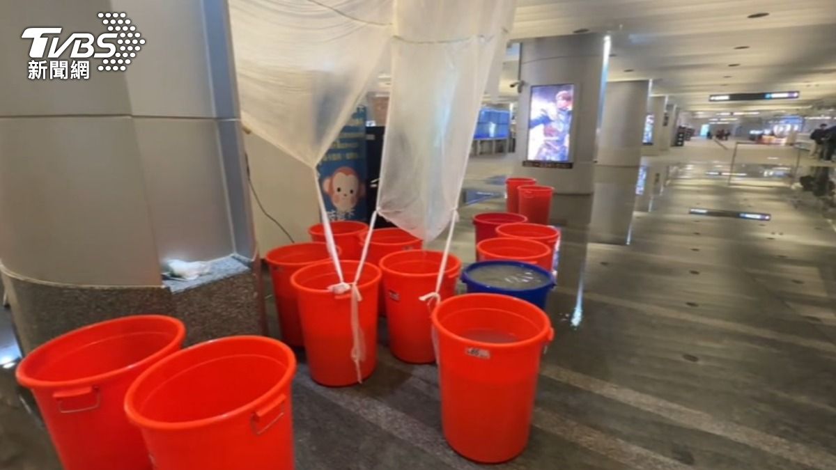 雙子星大樓工地雨水滲漏,導致桃機台北車站有積水。(圖/TVBS)