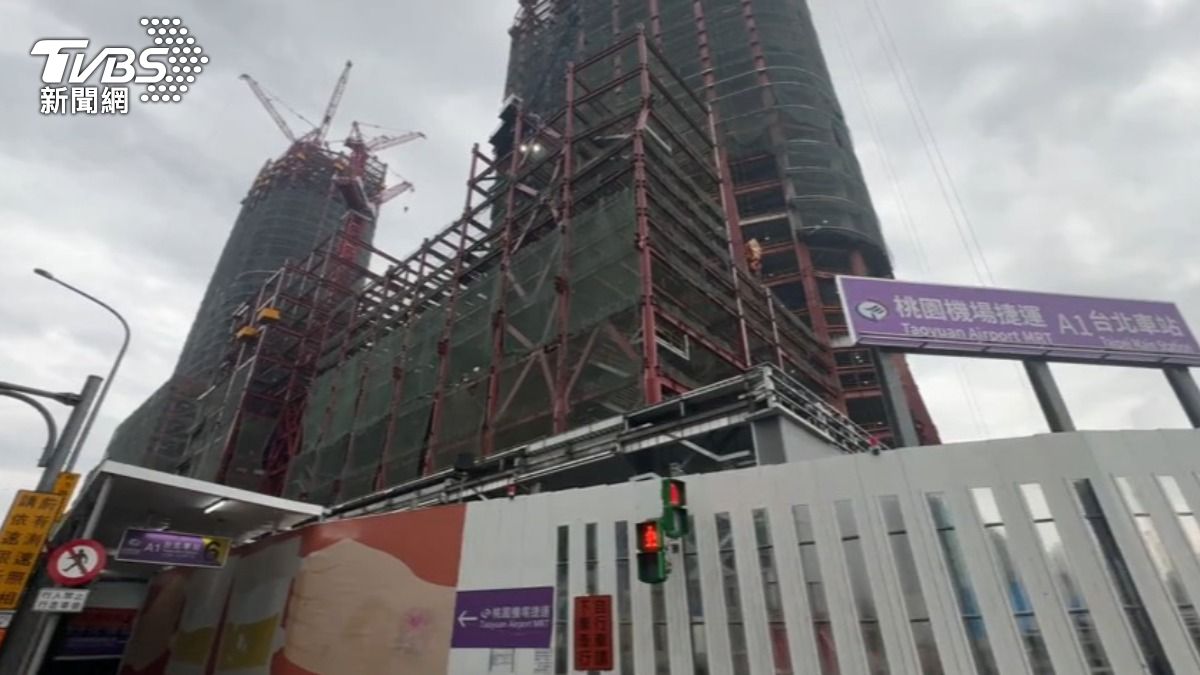 雙子星大樓工地雨水滲漏,工人出動清理積水。(圖/TVBS)