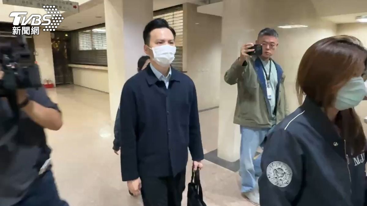 安泰銀行法金北三區域中心鄭姓襄理到北檢複訊。(圖/TVBS)