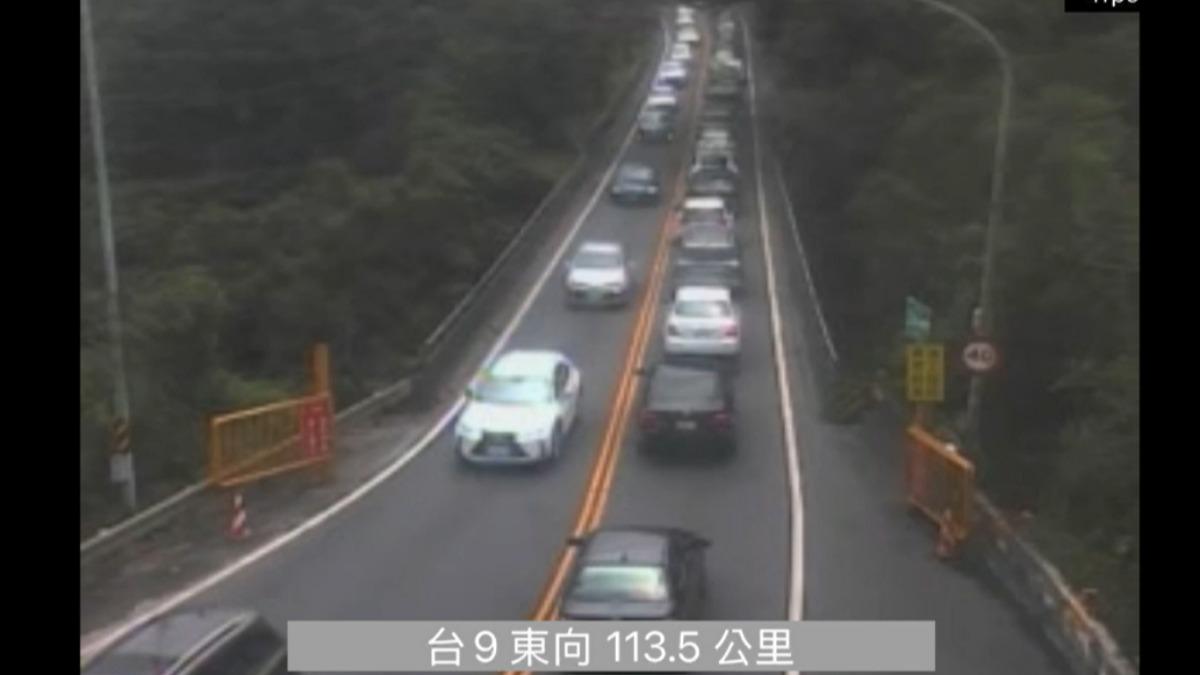 新澳隧道外車流一度停滯。（圖／翻攝自網路）
