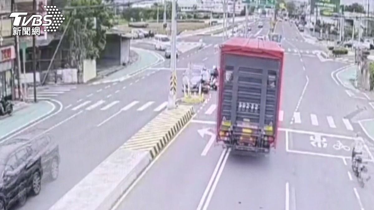 彰化機車內線待轉遭對撞!騎士反彈撞貨櫃車 雙向夾擊畫面曝。(圖/TVBS)