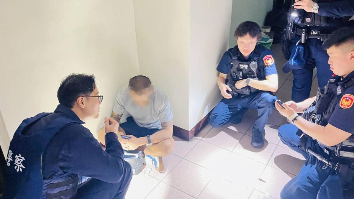 影音/按摩店驚見「假動作神偷」!翻包偷卡盜刷10萬 1周後撞警落網
