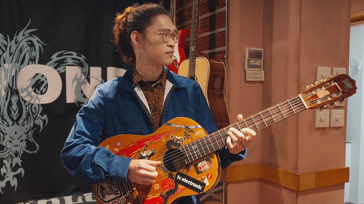 麋先生喆安榮幸試彈Beyond黃家駒40年珍藏吉他。(圖/相信音樂提供)