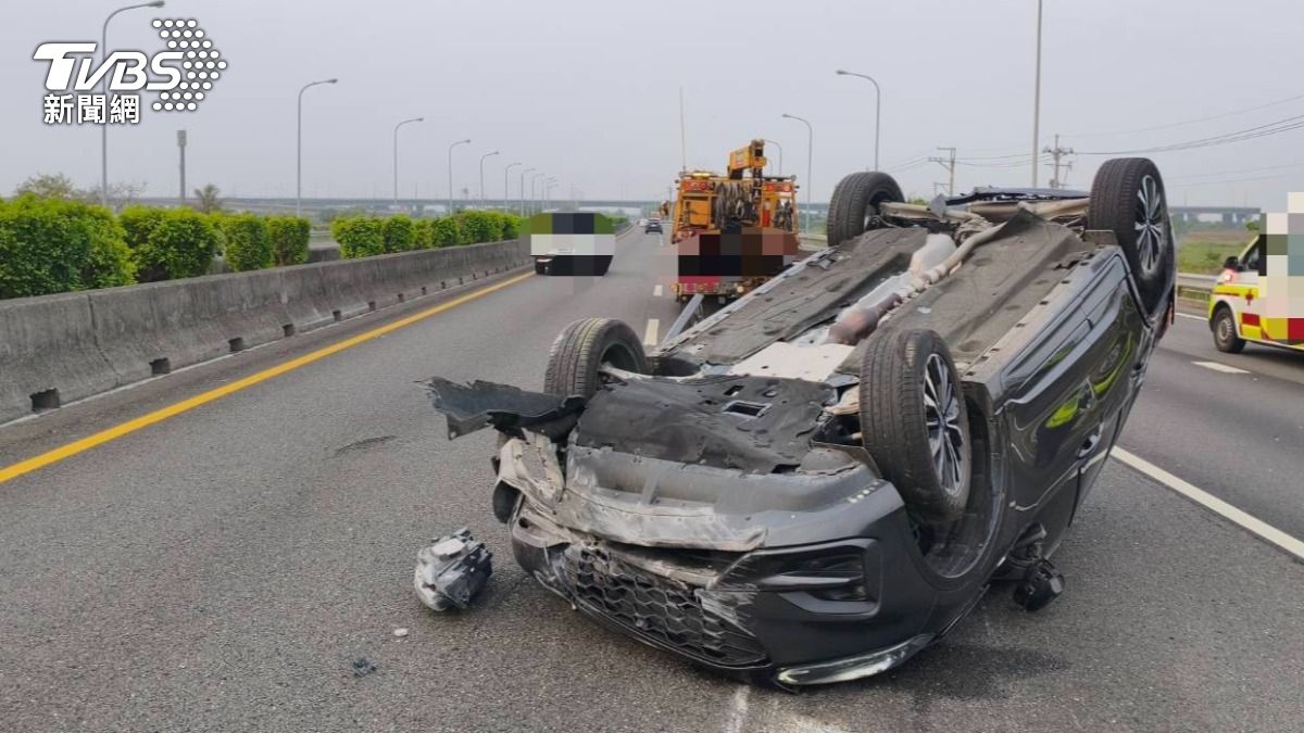 連假首日3車連環撞!國1台南段翻車慘況曝光 1人送醫