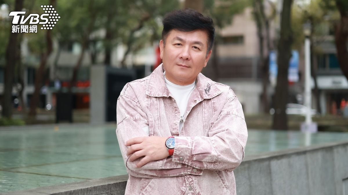 劉家榮雖然聲帶萎縮,但附近卻長出肌肉,讓他得以繼續說話。(圖/趙世平攝)