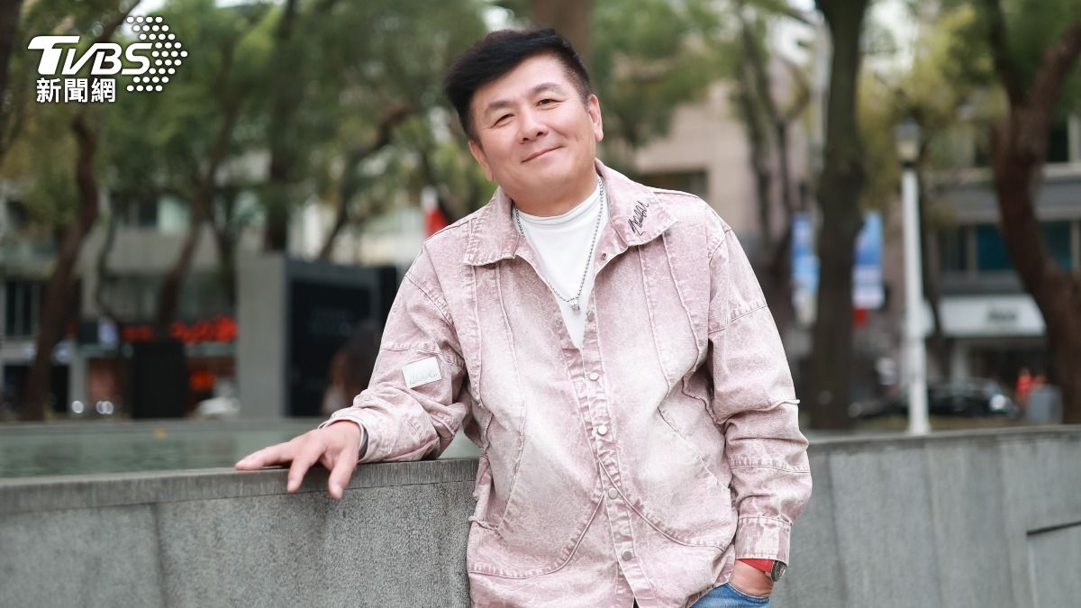 劉家榮錄音前夕重感冒,只能用枇杷膏兌熱水來潤喉。(圖/趙世平攝)