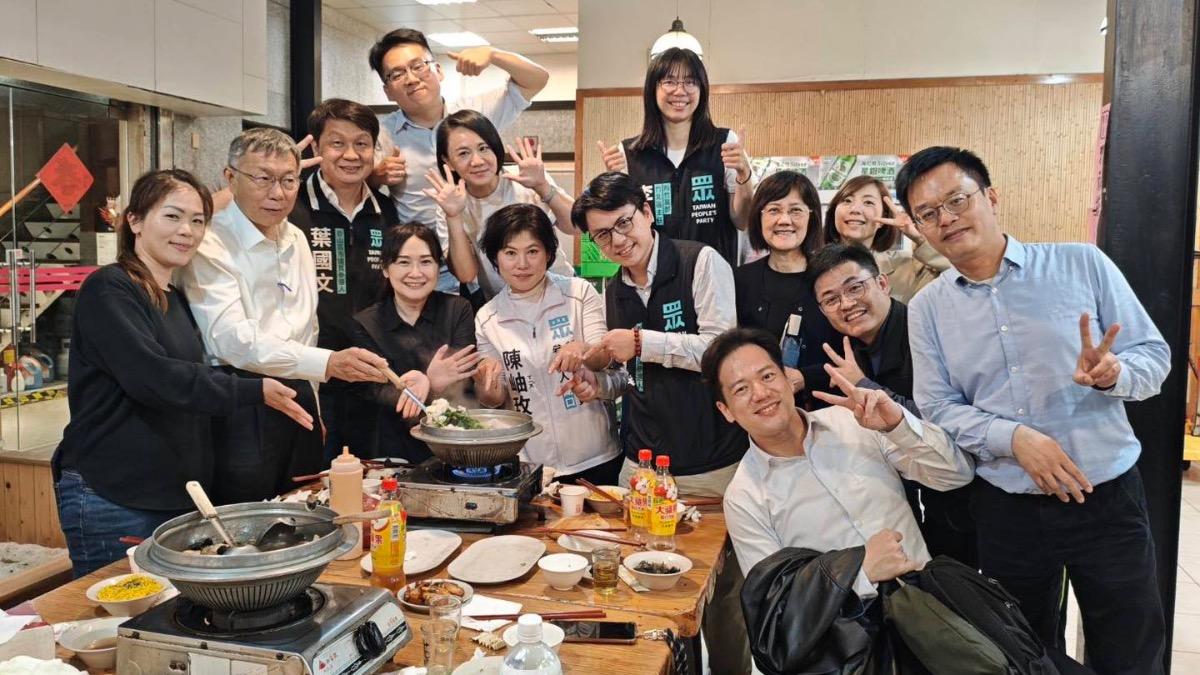 邱臣遠曬柯文哲宵夜照喊「沒人吃素」 網開轟:公開霸凌同事