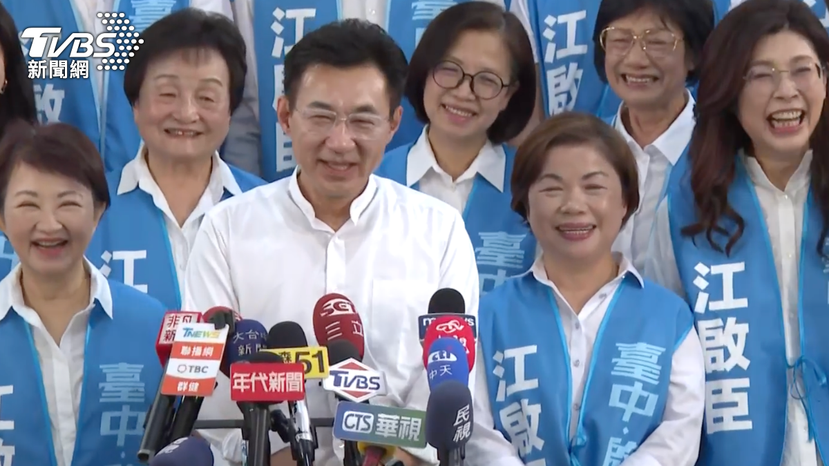 江啟臣與「三個姐姐」盧秀燕(左一)、楊瓊瓔(右二)、鄭麗文(右一)。(圖/TVBS)