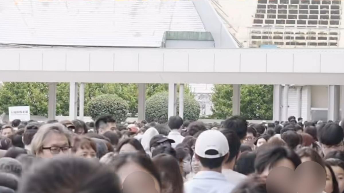 台北畫博人潮爆滿!排隊2小時才入場 網友崩潰:腳不是我的了