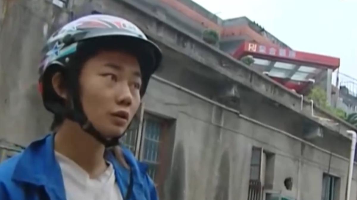 19歲的張雪，為了讓湖南衛視拍攝他的摩托車表演，冒著大雨騎著老舊機車，追電視台工作人員整整三小時。（圖／大陸央視）