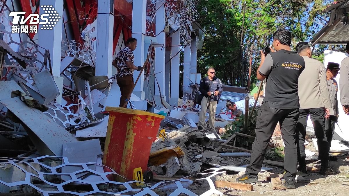 印尼2日爆發規模7.4強震多棟建築物受損救援仍在持續。（圖／達志影像美聯社）