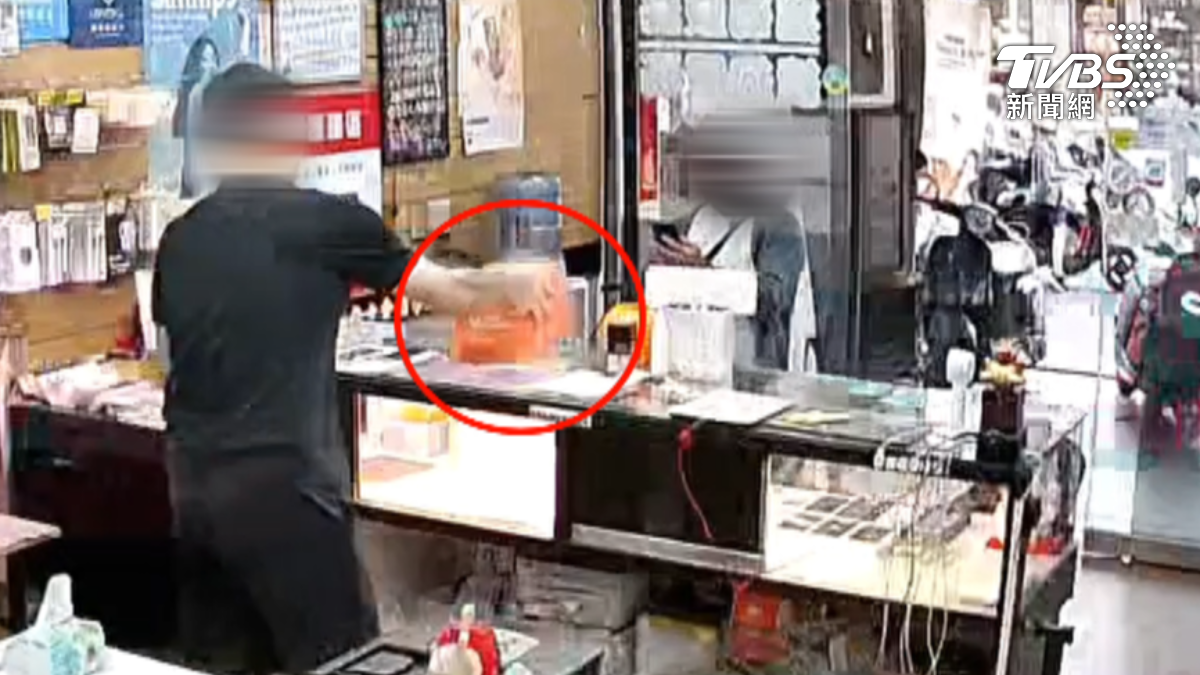 頭戴安全帽的外送男子進到店裡取貨,在這之前,店家確實把手機放進紙箱,再用封箱膠帶黏死,沒想到到了顧客手上,卻不是同一台。(圖/TVBS)