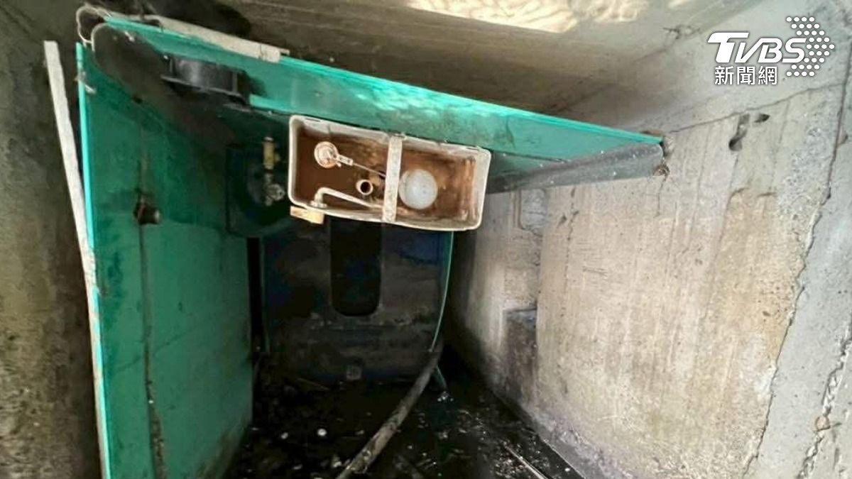 嘉義排水溝塞爆!竟是卡了「整座流動廁所」 鄉長看傻眼