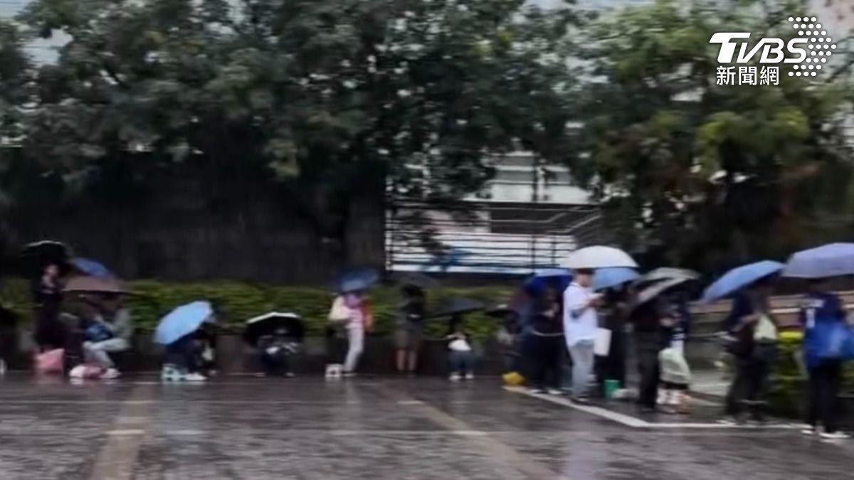 富邦悍將今天迎來主場開幕戰，球迷一大早排隊。（圖／民眾提供）
