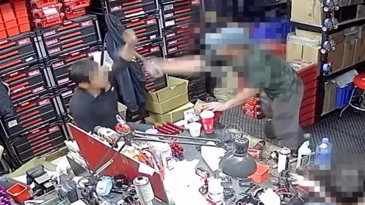 北投恐怖砍人案!公司車禍糾紛 他持斧頭猛砍同事畫面曝