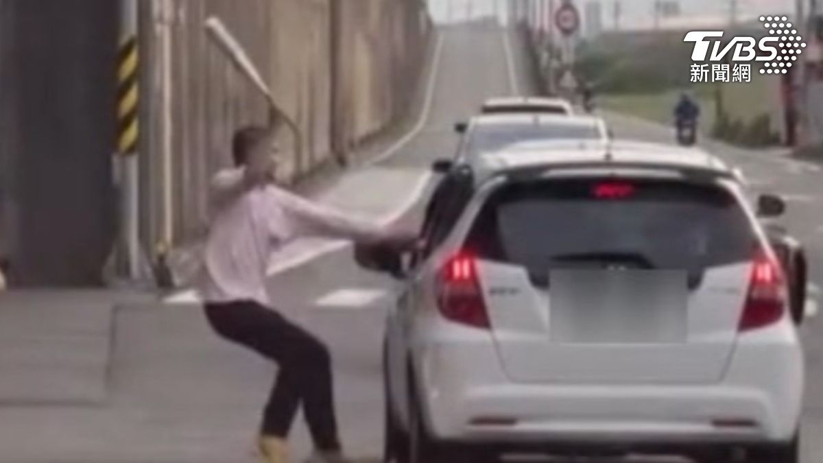 桃園大園發生行車糾紛，男子還拿球棒攻擊另一方。（圖／zhiiiiii_123提供）
