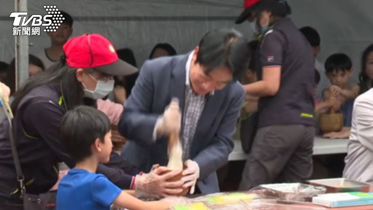 總統賴清德與小朋友搗麻糬。（圖／TVBS）