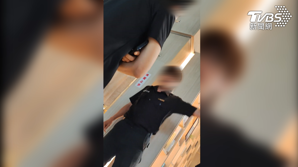 住戶 葉先生與物業人員社區規範覺得是違法的與物業人員發生爭執,一旁保全上前護航,結果雙方鬧到要叫警察(圖/TVBS)
