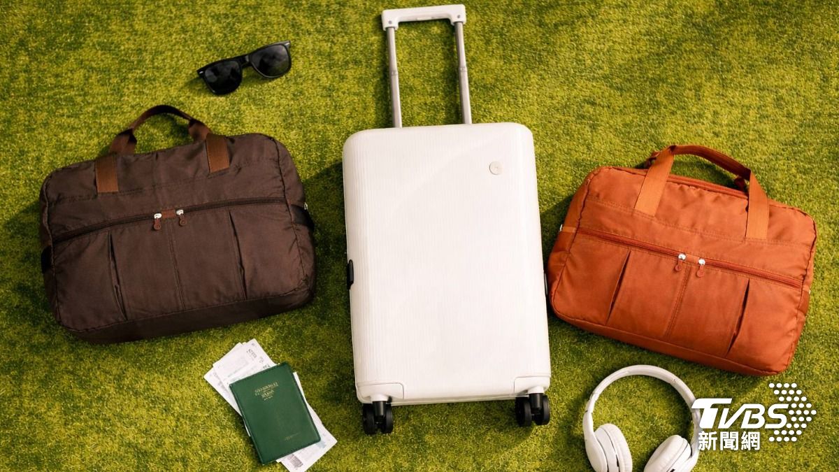 台泥兩色多功能折疊環保旅行袋。(圖/TVBS)