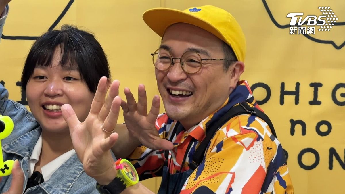 日本知名IP胡子碰碰的創作者,幫粉絲塗鴉簽名。(圖/TVBS)