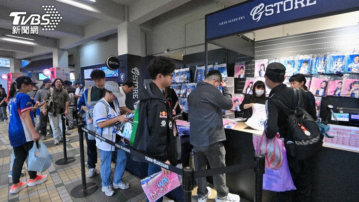 一早就有大批富邦球迷到場排隊買周邊。(圖/胡瑞麒攝)