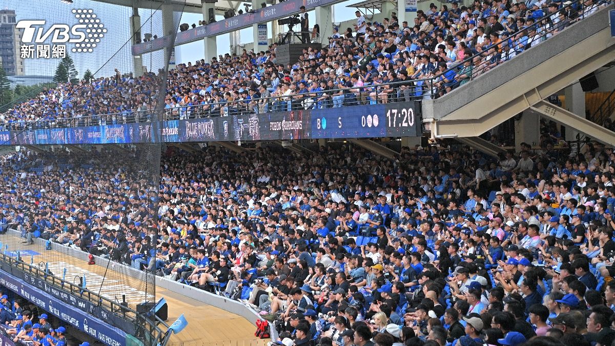富邦悍將主場開幕戰,現場座無虛席。(圖/胡瑞麒攝)