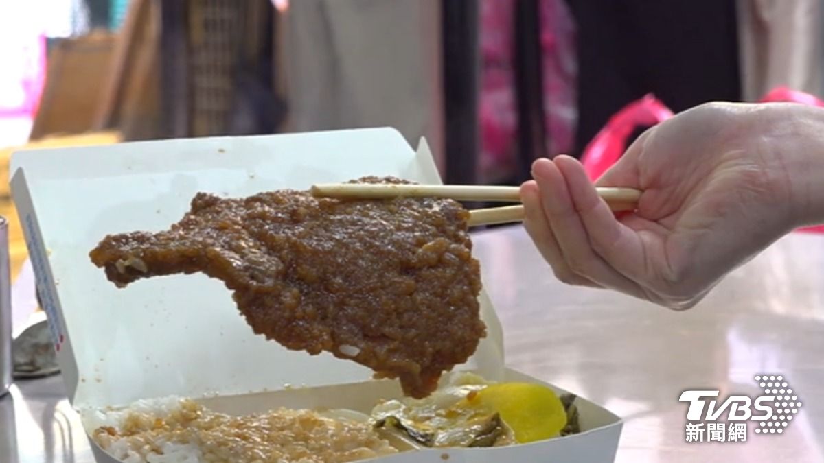 新北板橋開49年的「蔡家排骨飯」貴5元。(圖/TVBS)