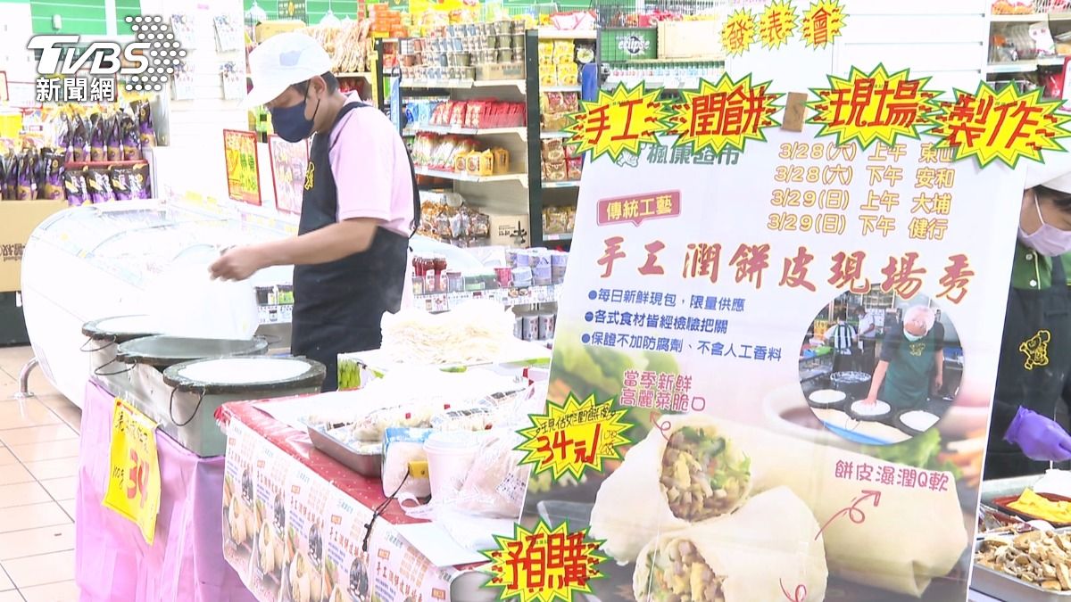 連鎖超市搶潤餅商機!師傅現包「有溫度服務」 預估清明熱銷4萬捲